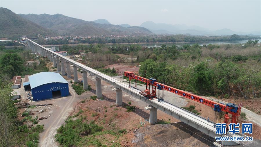 （国际）（1）中老铁路琅勃拉邦湄公河特大桥架设完成