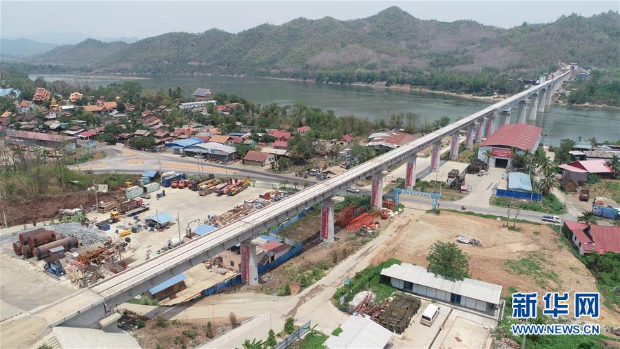 （国际）（2）中老铁路琅勃拉邦湄公河特大桥架设完成