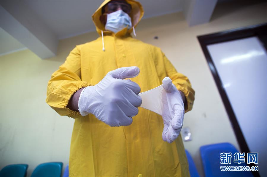 （国际疫情&middot;图文互动）（3）通讯：埃及救护车里的&ldquo;逆行者&rdquo;