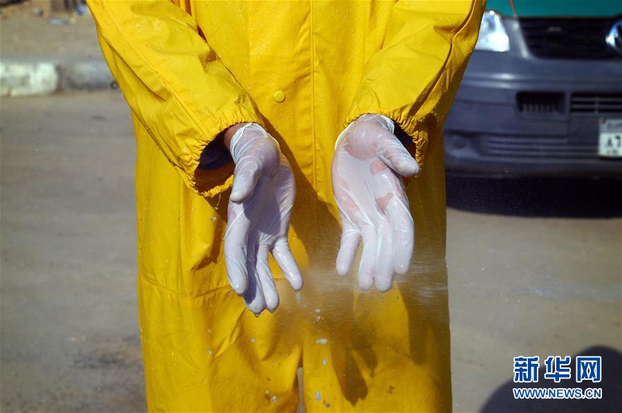 （国际疫情&middot;图文互动）（5）通讯：埃及救护车里的&ldquo;逆行者&rdquo;