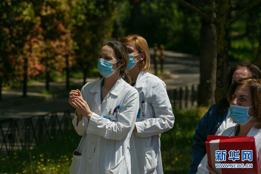 （国际疫情·图文互动）（8）雅典“卡车音乐会”致敬白衣天使