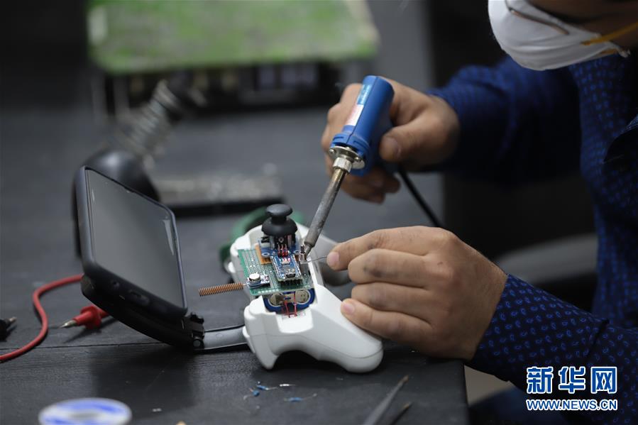 （国际疫情）（6）巴勒斯坦工程师为新冠病人研发&ldquo;快递机器人&rdquo;