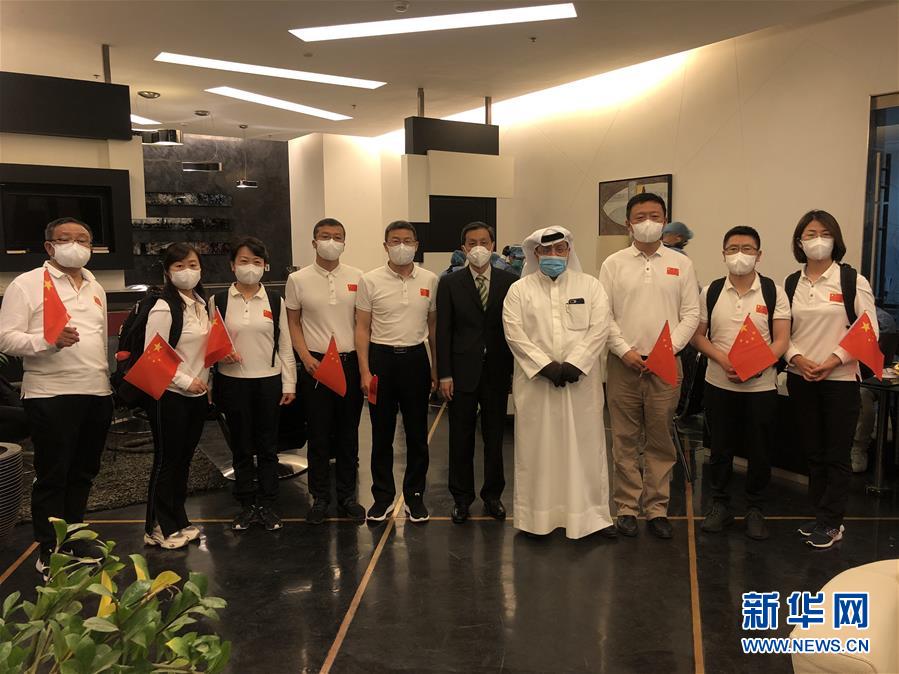 （国际疫情）中国抗疫医疗专家组抵达科威特