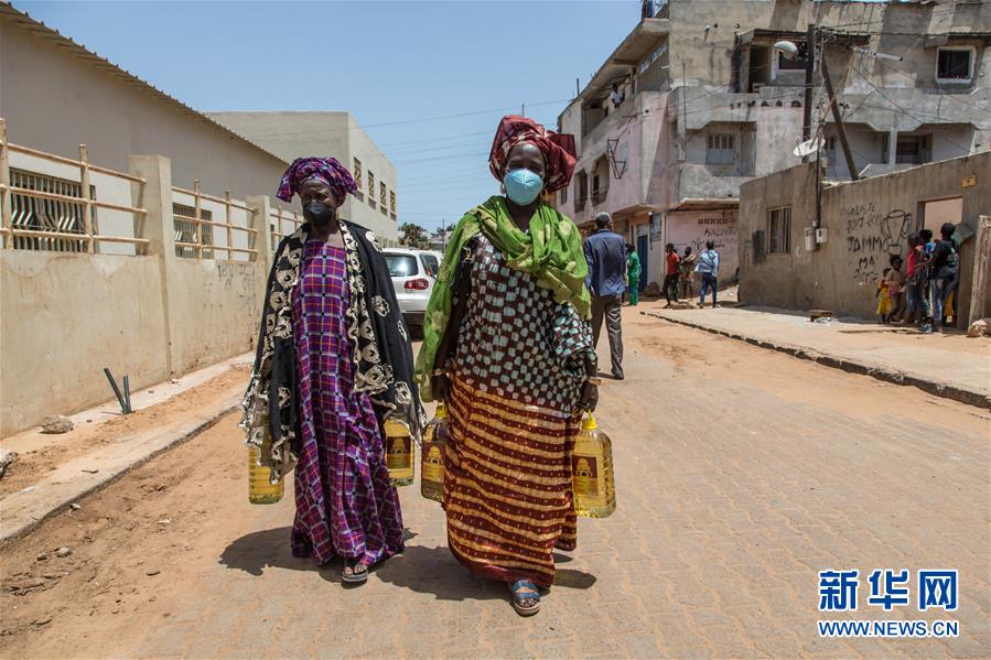 （国际疫情）（6）塞内加尔向受疫情影响的低收入家庭分发生活物资