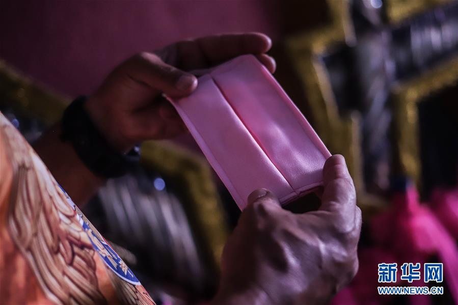 （海外抗疫故事·图文互动）（4）通讯：自制口罩回馈社会——巴西桑巴舞校“巧手抗疫”