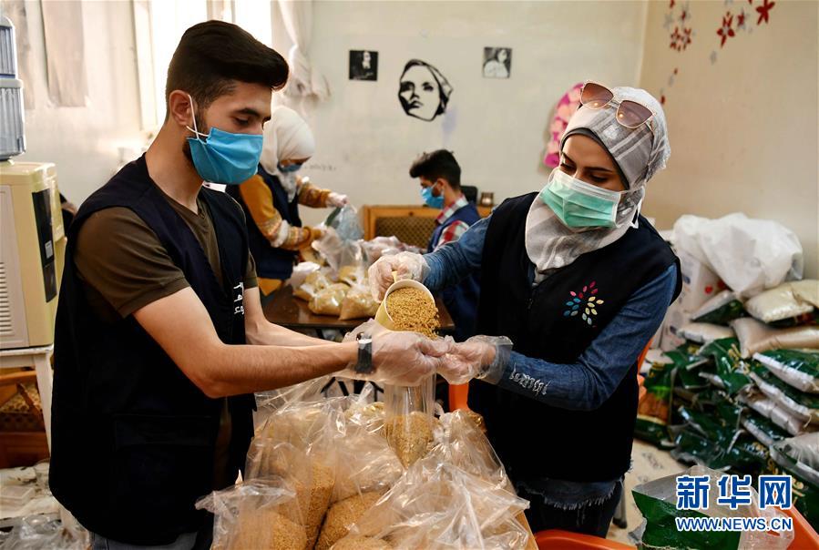 （國際疫情·圖文互動）（3）通訊：疫情中，那抹笑容最難忘——記向困難家庭發放愛心包裹的敘利亞青年志願者