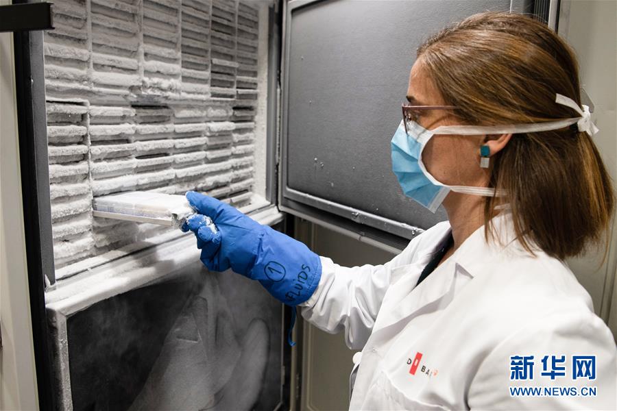 （国际疫情&middot;新华视界）（1）西班牙：实验室人员对病毒样本进行研究