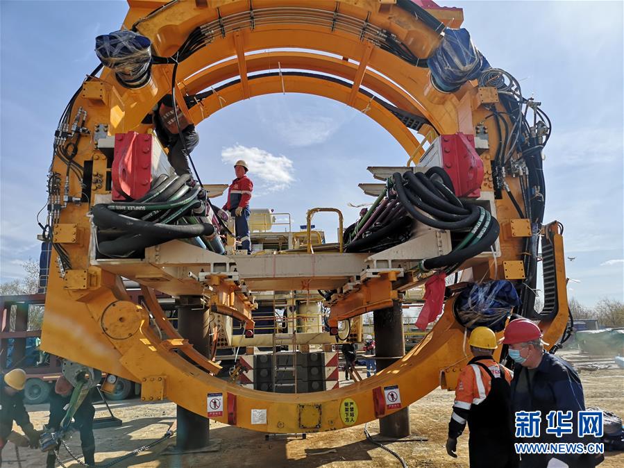 (国际·图文互动)(2)通讯:“大国重器”亮相莫斯科——中国11米级大盾构机在俄始发记