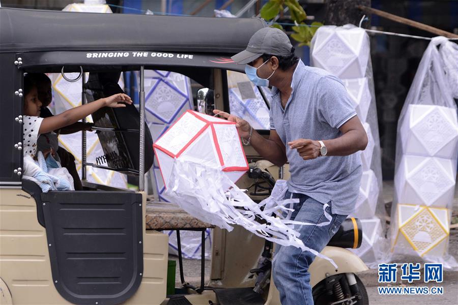 （国际）（2）斯里兰卡:卫塞节前夕灯笼热