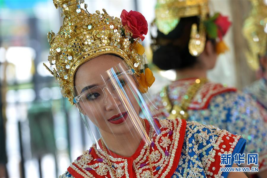 （国际&middot;一周看天下）戴面罩的表演