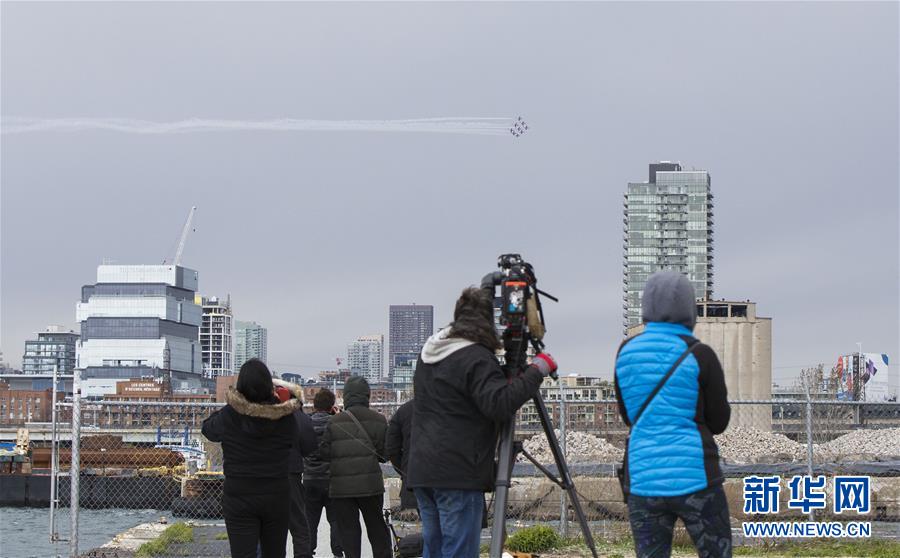 （国际）（3）加拿大&ldquo;雪鸟&rdquo;飞行表演队展开&ldquo;鼓舞行动&rdquo;