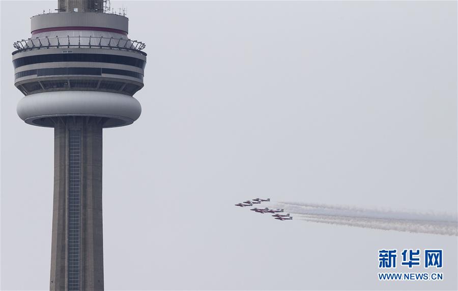 （国际）（4）加拿大&ldquo;雪鸟&rdquo;飞行表演队展开&ldquo;鼓舞行动&rdquo;