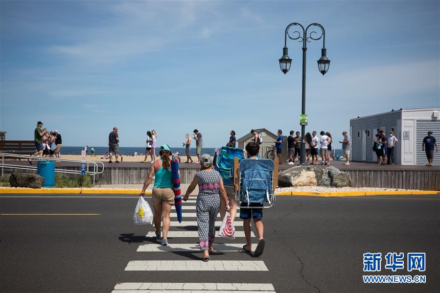 （国际疫情）（2）美国新泽西州海滩游客增多
