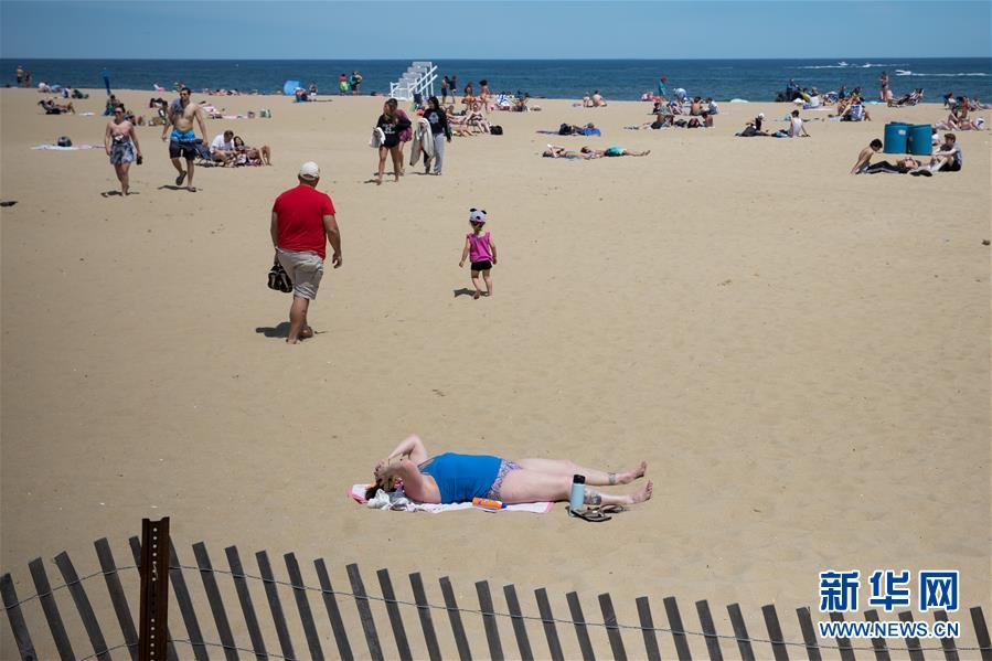 （国际疫情）（8）美国新泽西州海滩游客增多