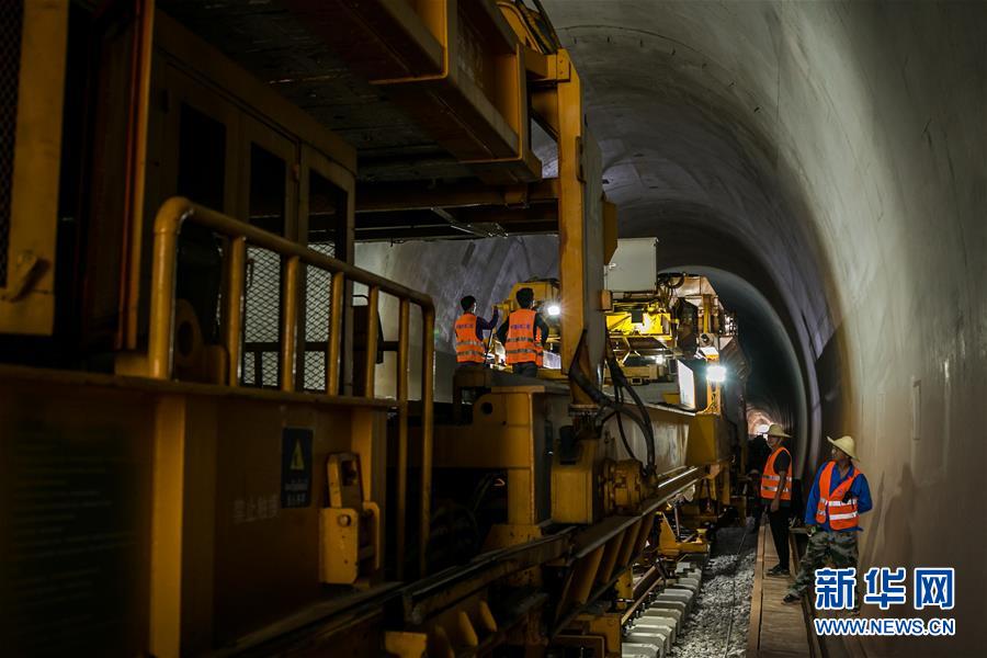 （国际）（2）中老铁路铺轨通过第一座隧道