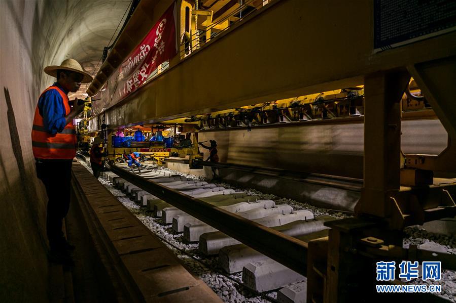 （国际）（4）中老铁路铺轨通过第一座隧道