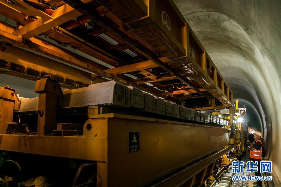 （国际）（6）中老铁路铺轨通过第一座隧道