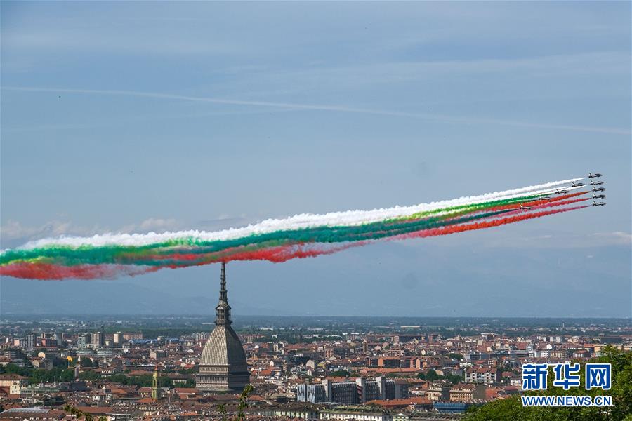（國際）（3）意大利“三色箭”飛行表演隊舉行飛行表演