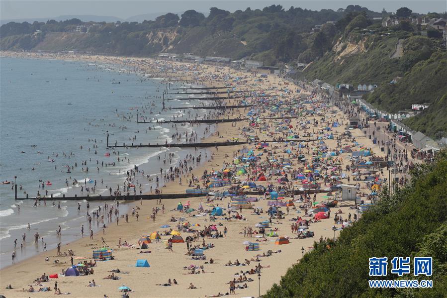 （国际疫情）（1）英国伯恩茅斯：进一步放松防控措施前的海滩