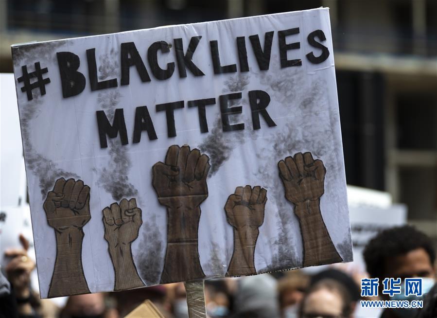 （国际）（3）英国伦敦：民众参加示威活动抗议美国种族歧视