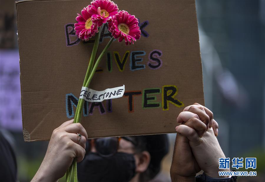 （国际）（10）英国伦敦：民众参加示威活动抗议美国种族歧视