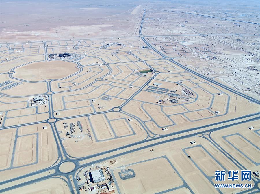 （国际疫情·图文互动）（5）通讯：防疫、生产两不误，沙漠现“棋盘”——记中企承建科威特住房基建项目