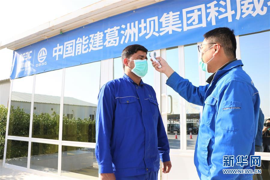 （国际疫情·图文互动）（6）通讯：防疫、生产两不误，沙漠现“棋盘”——记中企承建科威特住房基建项目