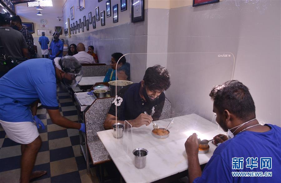 （国际疫情·新华视界）（1）印度班加罗尔：隔板用餐