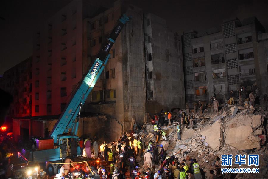 （国际）（7）巴基斯坦卡拉奇居民楼倒塌致13人死亡