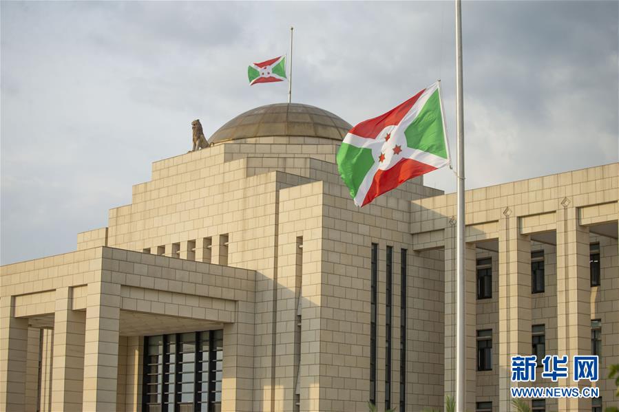 （XHDW）（2）布隆迪总统府降半旗哀悼总统恩库伦齐扎