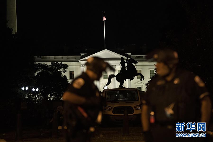 （國際）（2）美國白宮外警察和示威者發生衝突和對峙