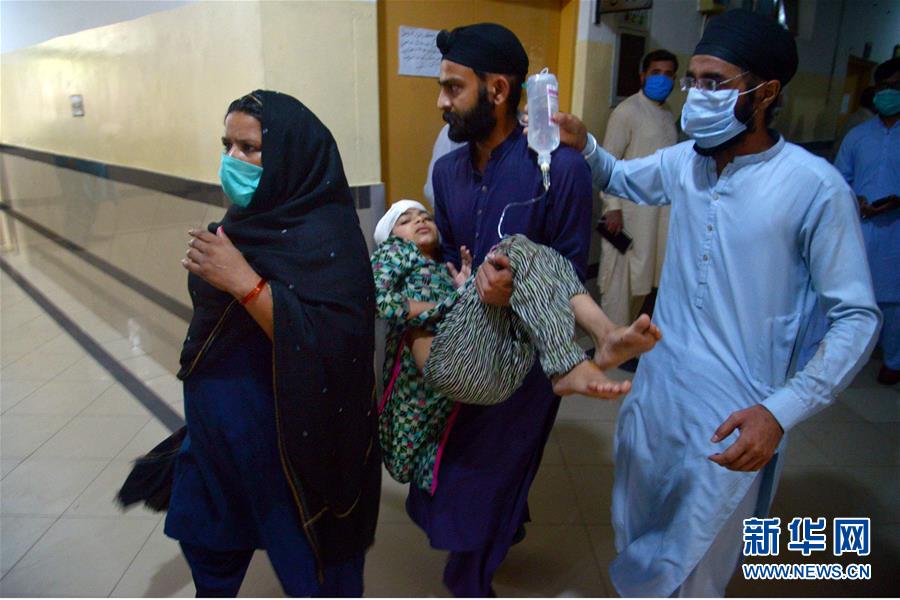 (国际)(5)巴基斯坦客运列车和巴士相撞事故致19人死亡