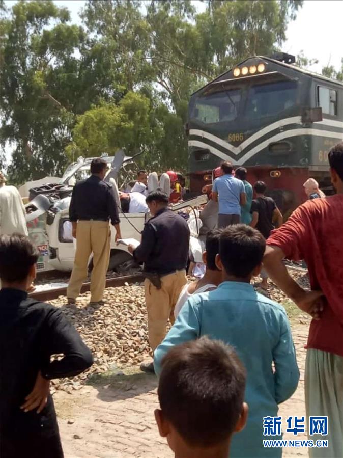 （國際）（6）巴基斯坦客運列車和巴士相撞事故致19人死亡