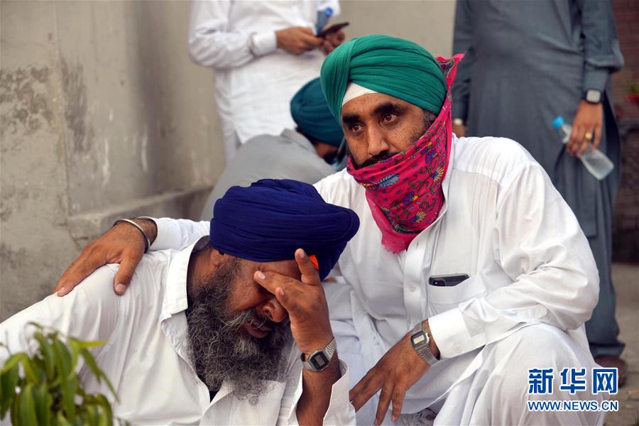 (国际)(7)巴基斯坦客运列车和巴士相撞事故致19人死亡