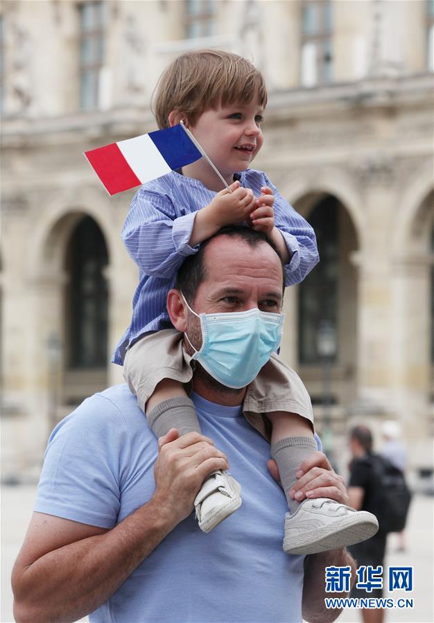 （国际）（7）法国国庆节阅兵式致敬抗疫公民