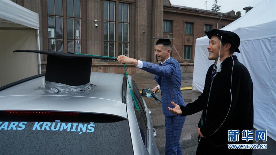 （国际疫情）（2）拉脱维亚：汽车上的毕业典礼
