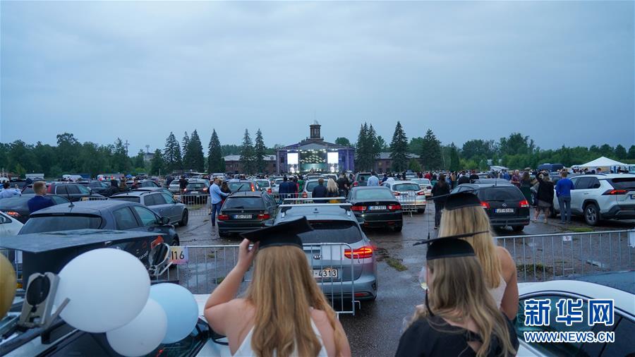 （国际疫情）（4）拉脱维亚：汽车上的毕业典礼