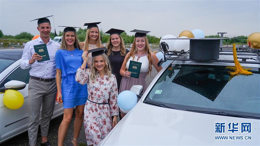 （国际疫情）（5）拉脱维亚：汽车上的毕业典礼