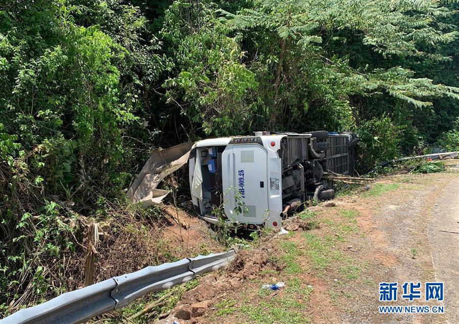 （國際）（1）越南中部一旅遊大巴翻車致13死
