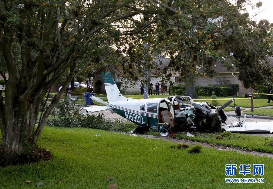 （国际）（1）一架小型飞机在美国休斯敦地区坠毁