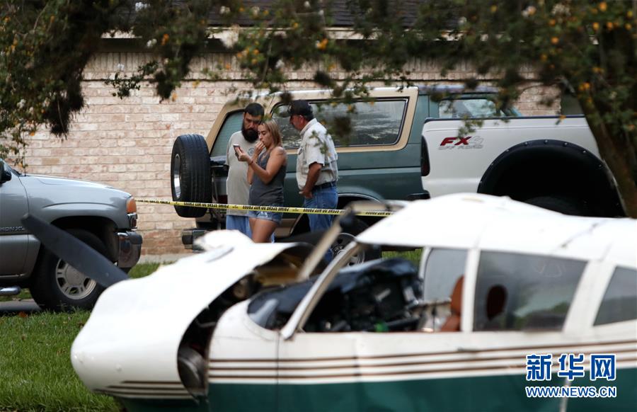 （国际）（2）一架小型飞机在美国休斯敦地区坠毁