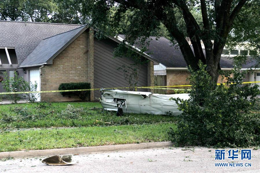 （国际）（4）一架小型飞机在美国休斯敦地区坠毁