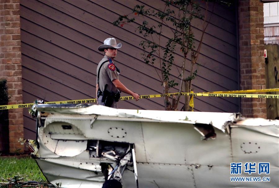 （國際）（8）一架小型飛機在美國休斯敦地區墜毀