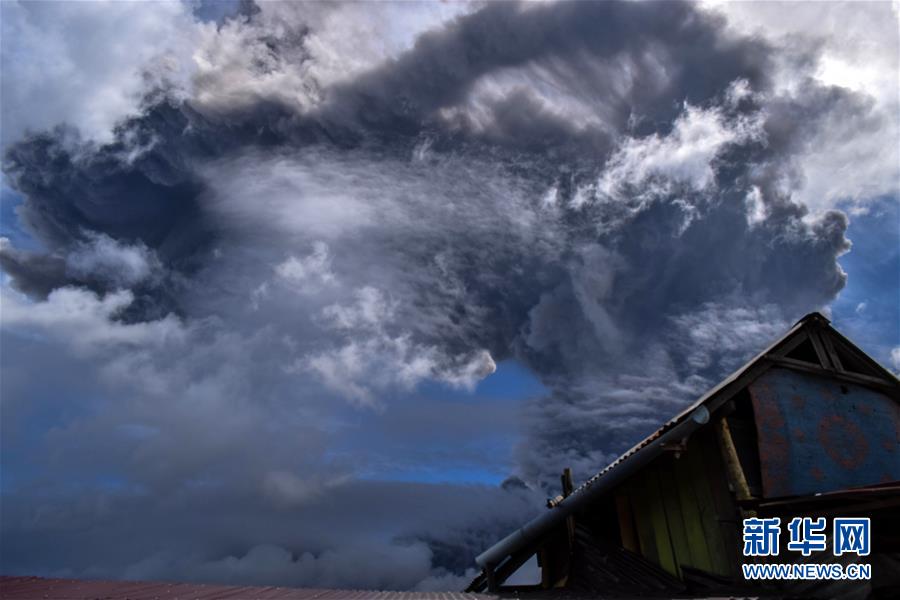 印尼锡纳朋火山剧烈喷发 至少3个乡镇受到影响
