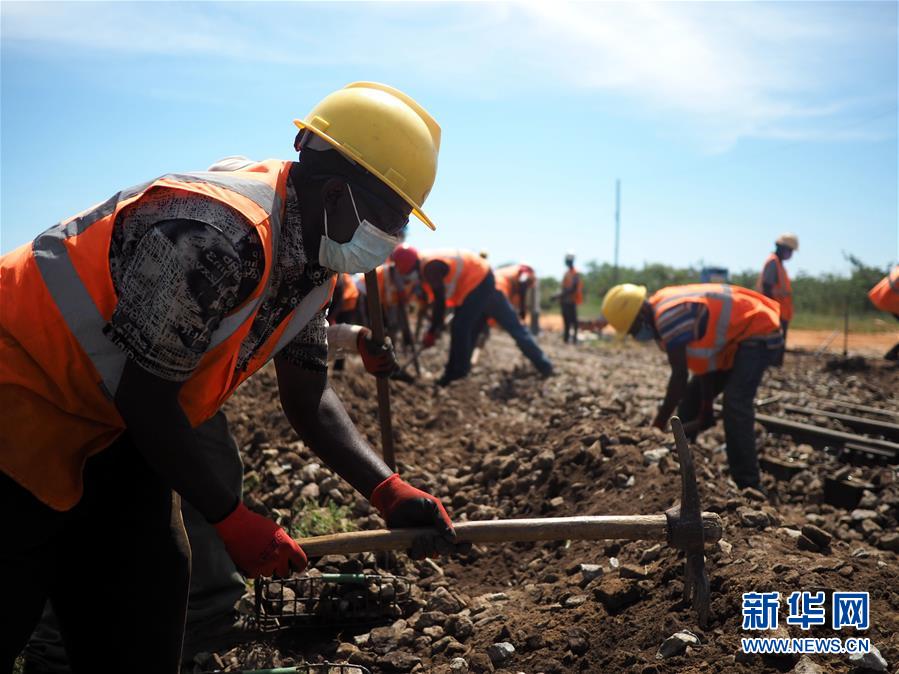（国际&middot;图文互动）（1）通讯：青春，在非洲的原野上绽放&mdash;&mdash;记中企承建坦桑尼亚中央线铁路修复改造项目的年轻人