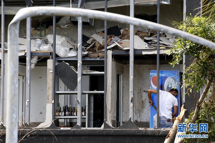 （国际）（1）贝鲁特民众清理家园