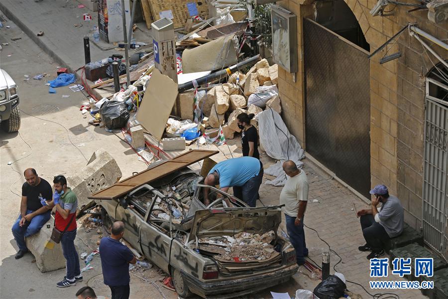（国际）（3）贝鲁特民众清理家园