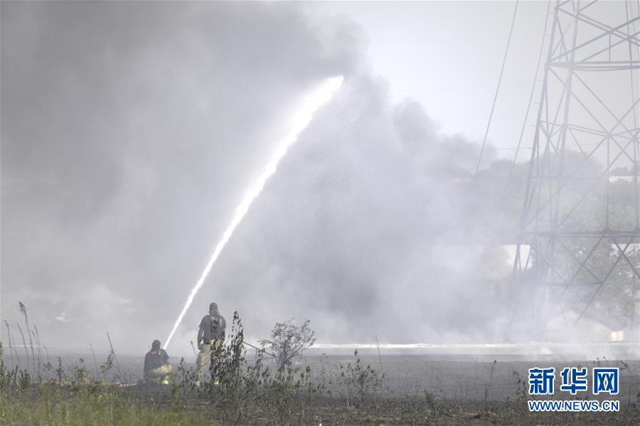 （国际）（2）美国得克萨斯州一存放塑料制品设施发生火灾 