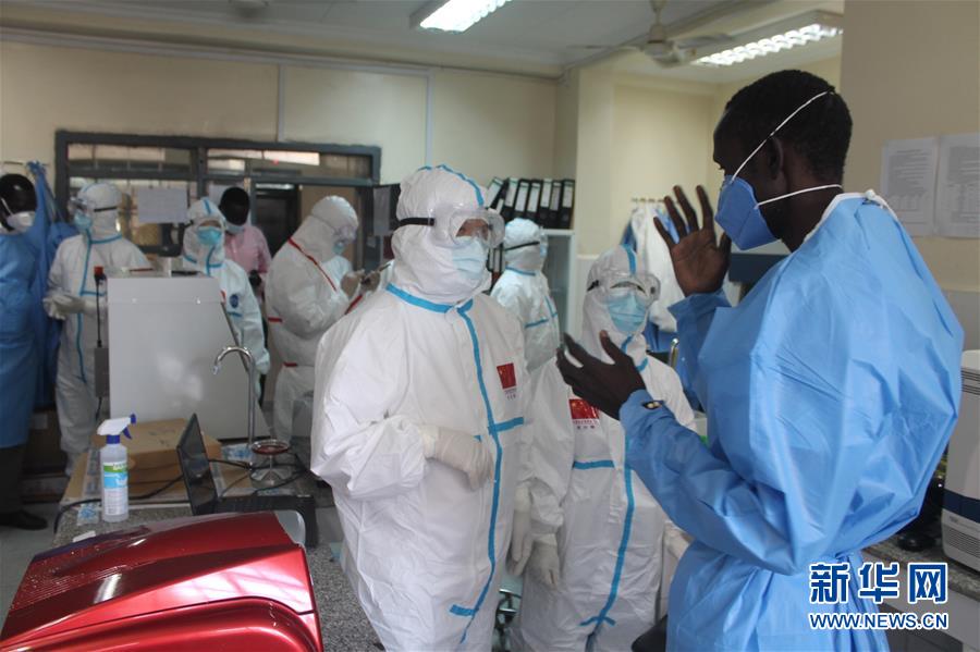 （全球抗疫进行时）（2）中国援南苏丹抗疫医疗专家组与当地医护人员交流抗疫经验