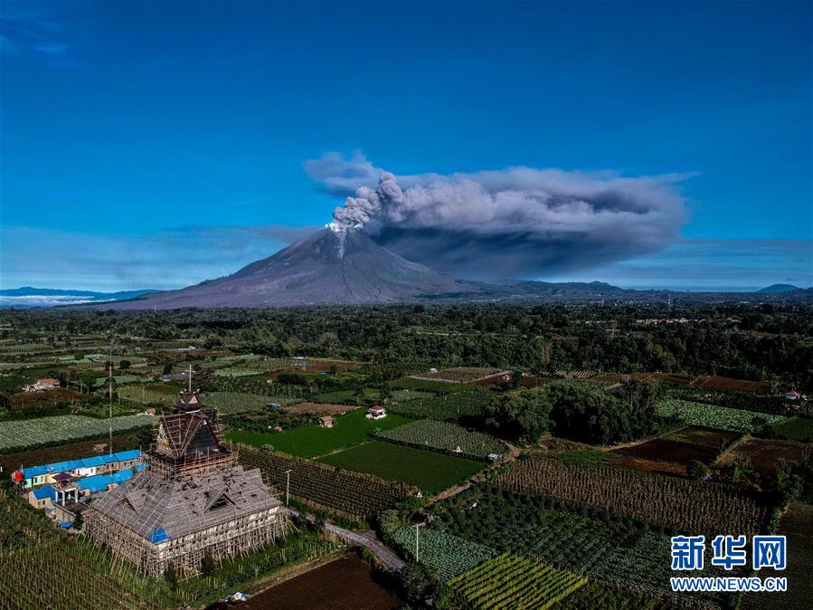 （新华视界）（1）喷发的锡纳朋火山